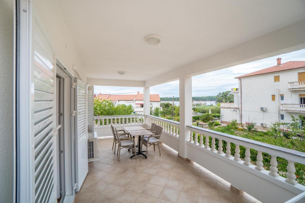 Apartments And Rooms By The Sea Palit, Rab - 5010 Buitenkant foto
