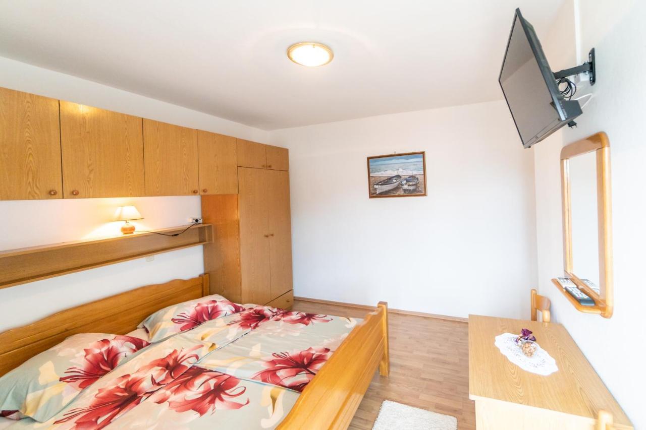 Apartments And Rooms By The Sea Palit, Rab - 5010 Buitenkant foto