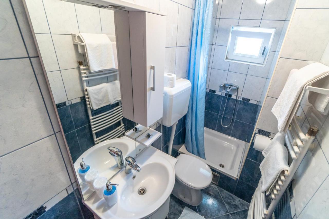 Apartments And Rooms By The Sea Palit, Rab - 5010 Buitenkant foto